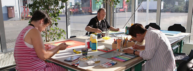 Rehabilitanden bei der kreativen Handarbeit