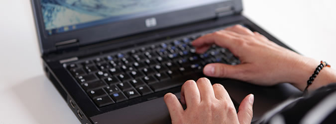 Rehabilitand am Laptop