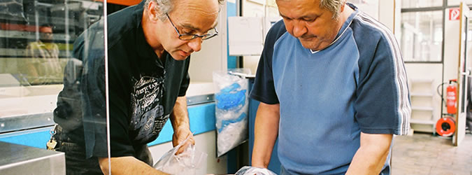 Rehabilitanden an der Werkbank 
